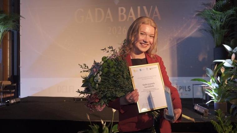 "Delfi" žurnāliste Anna Apīne iegūst LŽA Izcilības balvu