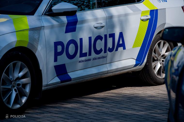 Bardaks Valsts policijā – Liepājā nozieguma vietā pieķer likumsargu