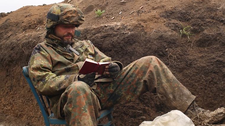 Kara nogrieznī. Par filmu "Tērauda brālība" stāsta Uģis Olte