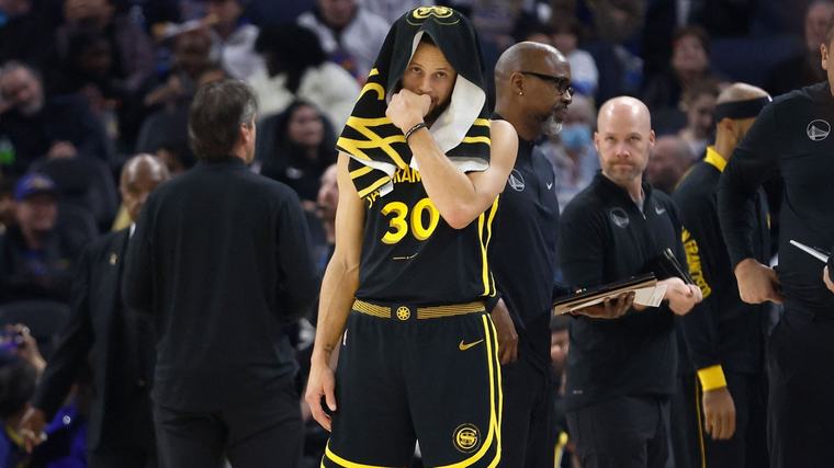 Divas bijušās "Warriors" darbinieces vēršas tiesā pret NBA komandu