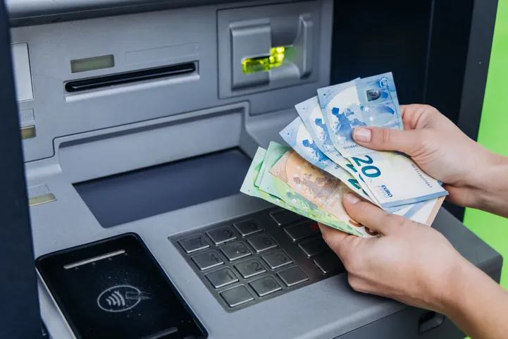Vētras laikā bija traucēta vairāku kritisko bankomātu darbība