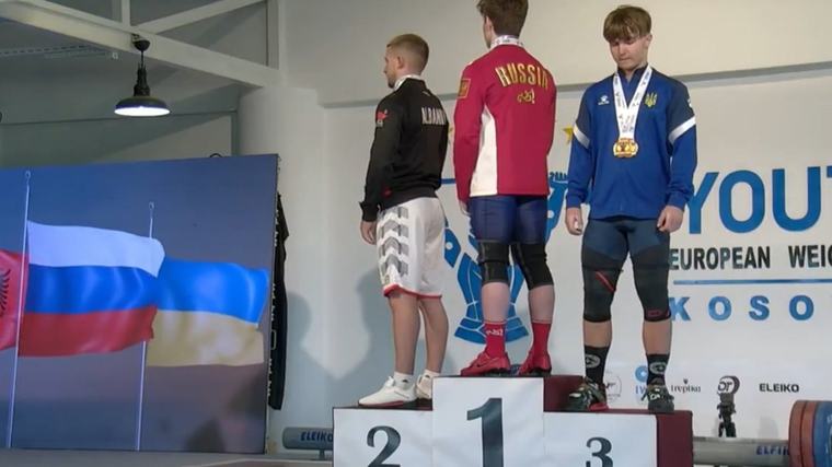 Video: Ukrainas svarcēlājs uz Eiropas čempionāta pjedestāla pagriež muguru Krievijas karogam