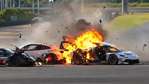 VIDEO ⟩ Pēc šausminošas avārijas pilots nevilcinoties metas glābt sāncensi no degoša auto