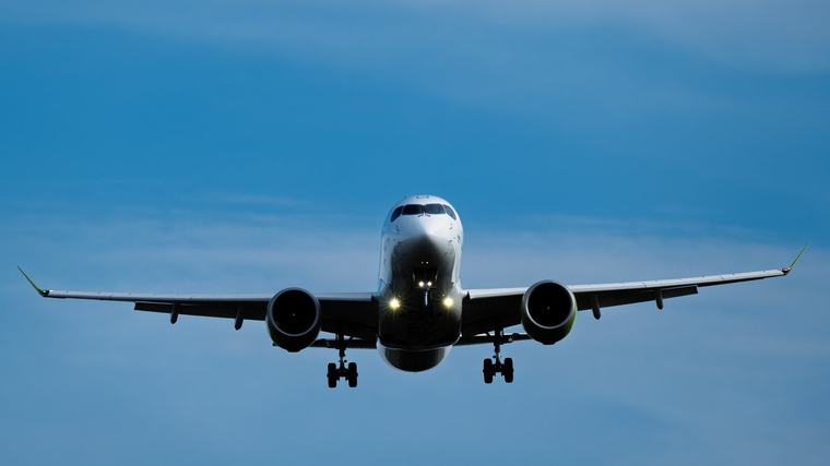 Piesaistot starpfinansējumu, "airBaltic" iegādājies laiku par dārgu maksu, atzīst ekonomisti