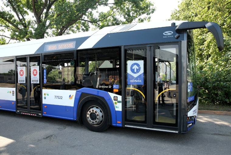 VIDEO. “Nācās strauji bremzēt!” Rīgā autovadītājs par mata tiesu izvairās no sadursmes – vai autobusa vadītājs kļūdījās?
