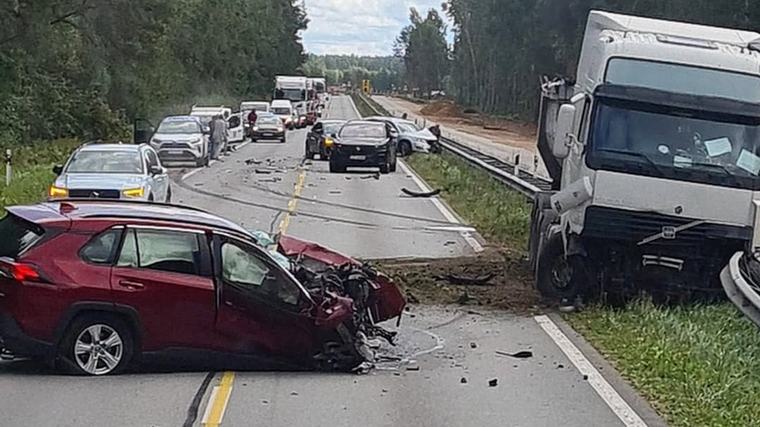 Divu vieglo auto un kravas mašīnas avārijā pie Ikšķiles viens bojāgājušais