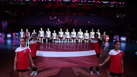 Latvijas volejbolistes Eiropas čempionātā spraigā piecu setu drāmā piekāpjas Slovēnijai