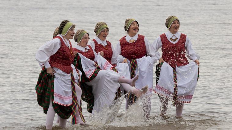 Foto: Kaugurciema–Vaivaru pludmalē izdejots deju festivāls "Jūras bize"