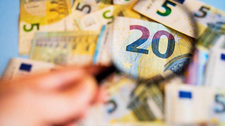Kurās profesijās Latvijā darbinieki pelna visvairāk, bet kurās ir viszemākais atalgojums?