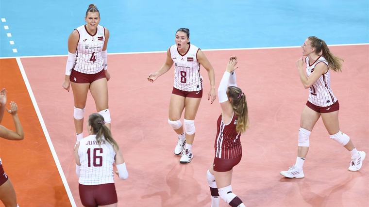 Latvijas volejbolistes no Eiropas čempionāta atvadās ar skaistu uzvaru
