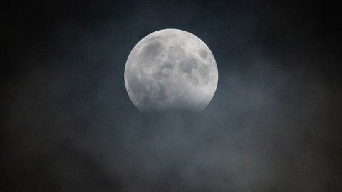 Piektdienas rītā Latvijā būs novērojams daļējs Mēness aptumsums