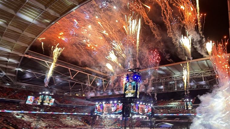 Uguns, asinis un 50 000 spiedzošu fanu – neaizmirstams reslinga vakars Vemblija stadionā