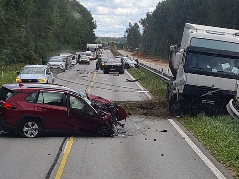 VIDEO. Viens bojāgājušais, četri cietušie – avārijas dēļ pilnībā bloķēta Daugavpils šoseja pie Ikšķiles