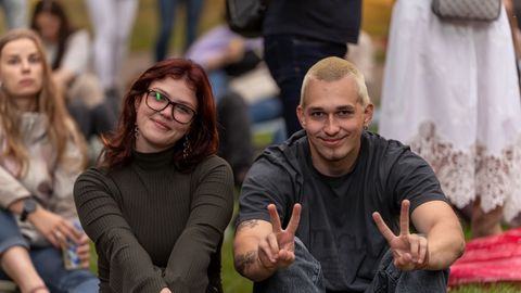 MEKLĒ SEVI! ⟩ "The Sound Poets" Mežaparkā pulcē fanus emocijām piepildītā koncertā