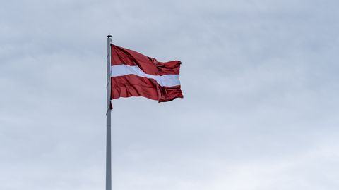 Mēģināja sabojāt Latvijas karogu – policija Daugavpilī un Preiļos uzsākusi divus kriminālprocesus