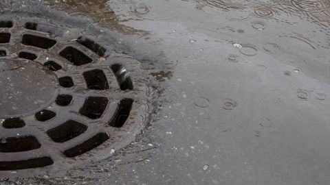 Jaunjelgavā cilvēks iekrīt kanalizācijas akā