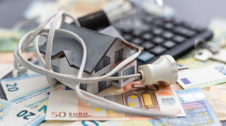 Elektroenerģijas cenu pieauguma risks pašlaik ir lielāks nekā pirms gada, uzskata eksperti