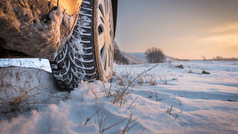 Elektromotors aizmugurējai asij: ko "e-AWD" maina hibrīda automašīnā