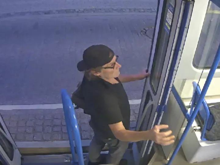Vai atpazīsti? Policija meklē attēlā redzamo vīrieti, kurš uzdarbojās 7. tramvajā