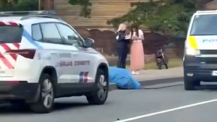 Rīgā zem autobusa pakļuvuši divi velosipēdisti, viens no tiem gājis bojā