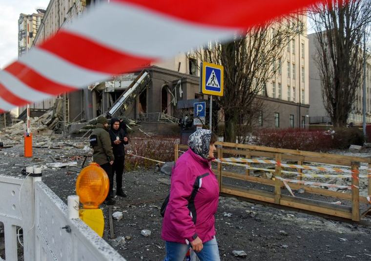 Krievija veikusi ļoti precīzu triecienu Kijivas centrā – drons trāpījis Drošības dienesta vadītāja kabinetā