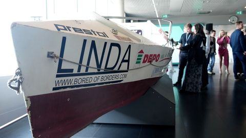 FOTO ⟩ Rīgas lidostā apskatāma laiva, kurā Kārlis Bardelis apceļoja zemeslodi