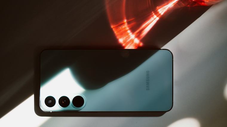 Lielāks un lētāks lielākajiem "Samsung" faniem – jaunais "S26 FE" viedtālrunis
