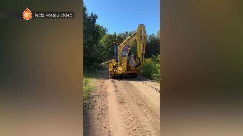 VIDEO ⟩ Aizdomas par nelegālas autostāvvietas izbūvi Juglas ezera krastā. Vai tā ir?
