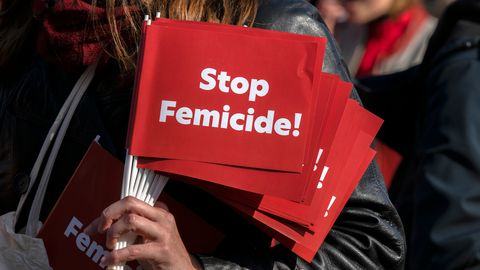 LŪSIS KOMENTĒ ⟩ “Femicīds” – sievietes nogalināšana pielīdzināma vismaz divu vīriešu nogalināšanai